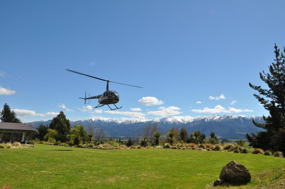 Braemar Lodge And Spa Hanmer Springs Zewnętrze zdjęcie A Robinson R44 helicopter landing at the landing area