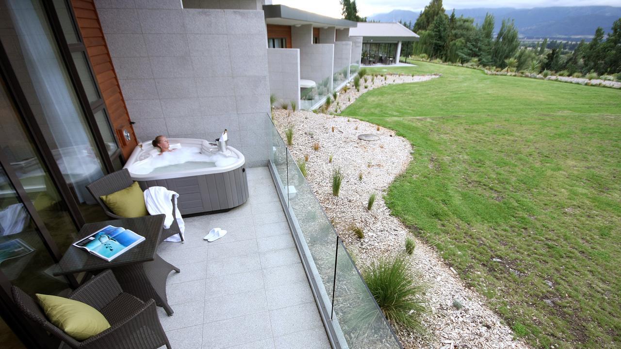 Braemar Lodge And Spa Hanmer Springs Pokój zdjęcie A hot tub on a balcony